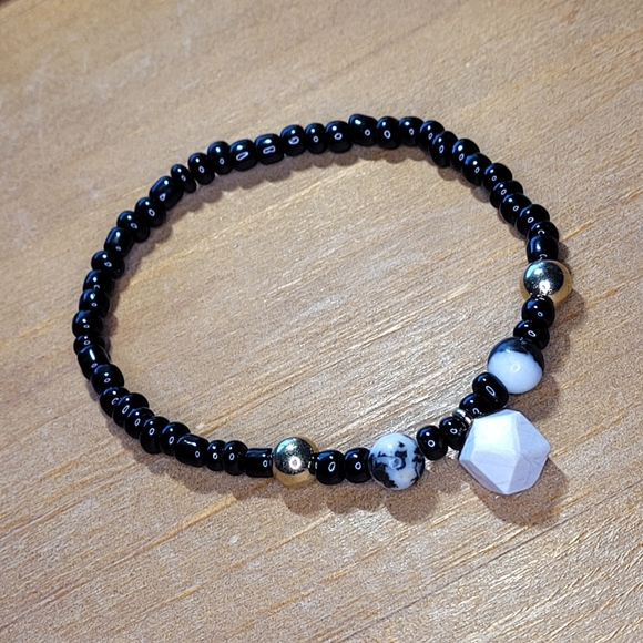 🤍3/$30 Howlite Stone Glass Bead Handmade Bracelet - Picture 3 of 4